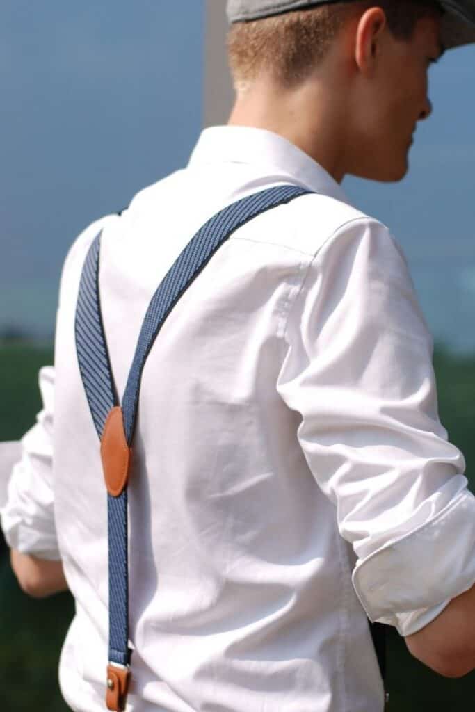 Blauw gestreepte bretels engels design met wit overhemd en cap