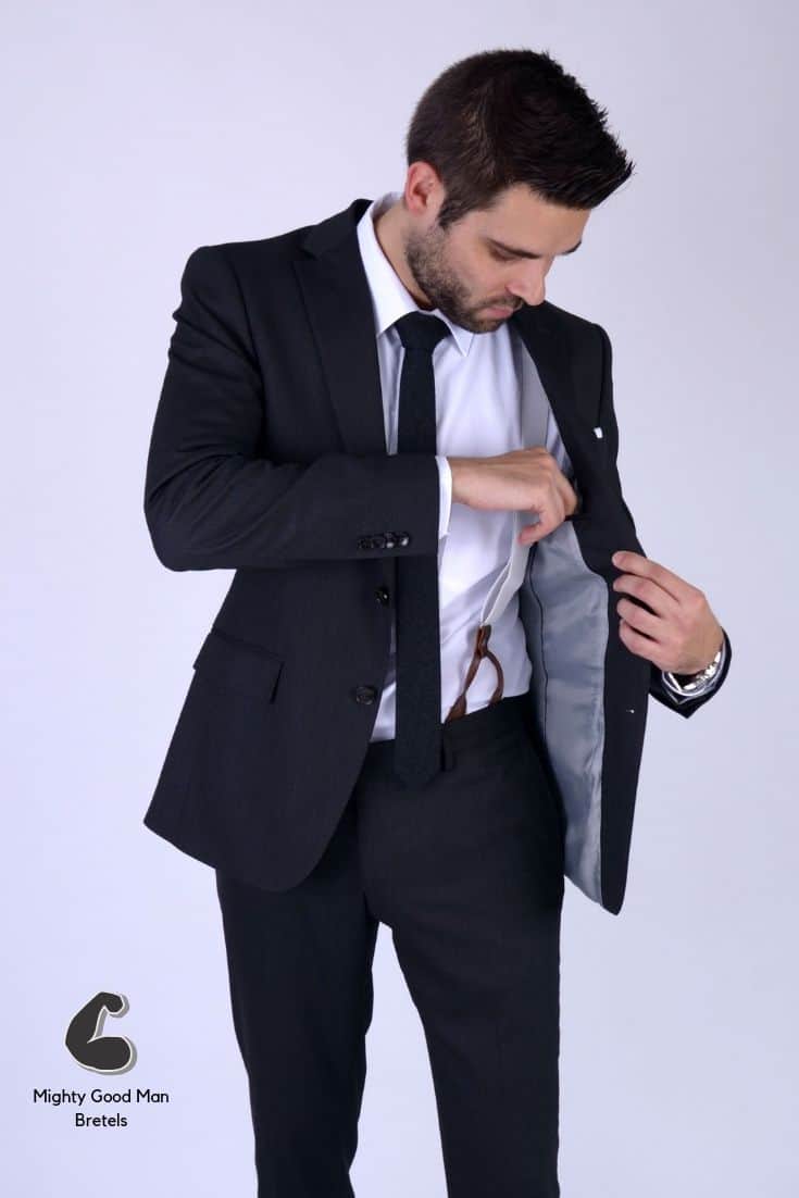 Charcoal pak met witte bretels en zwarte stropdas