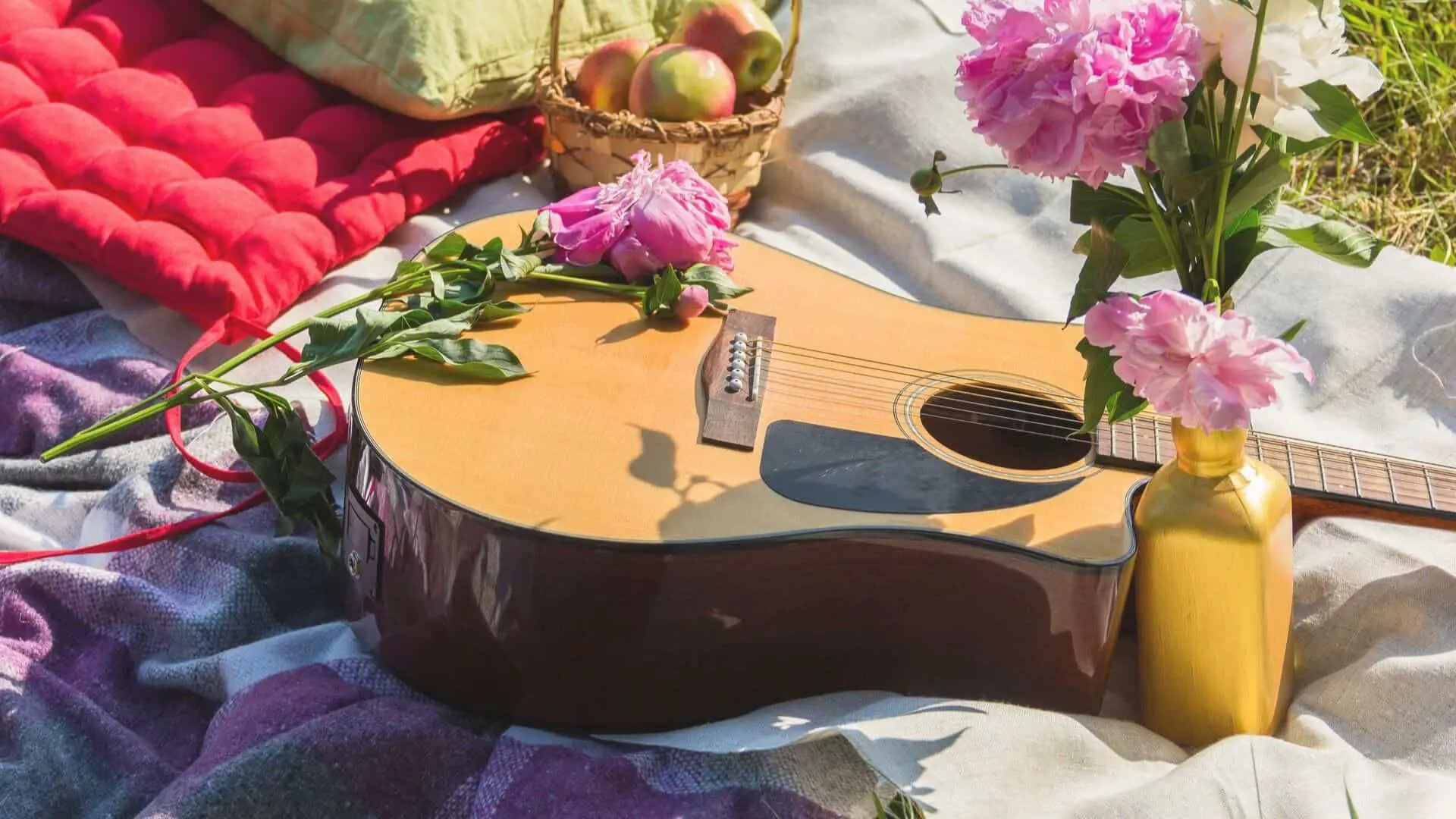 Lekker buiten met een gitaartje erbij voor wat muziek op je bruiloft
