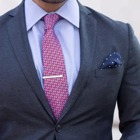 Patroon stropdas met effen shirt combineren