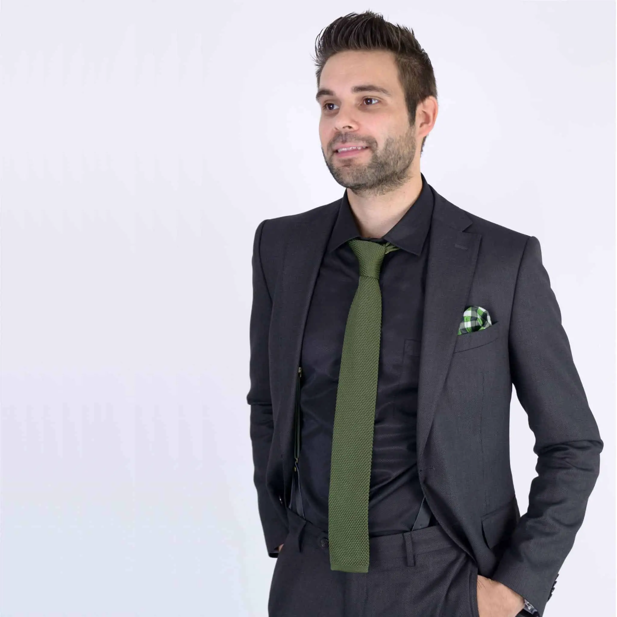 zwart-overhemd-groene-gebreide-stropdas